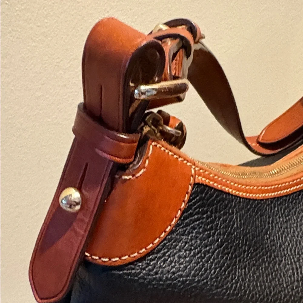 Dooney & Bourke hobo bag  shoulder bag   leather Black/ Tan  excellent Condition